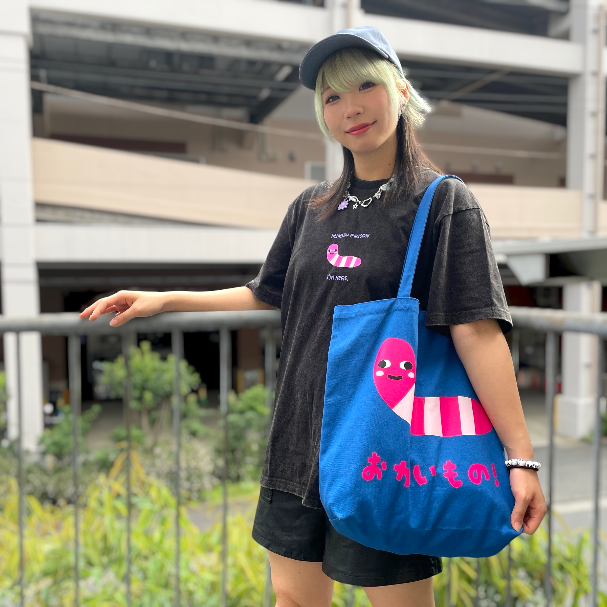 ミミズプリズンはここにいるTシャツ