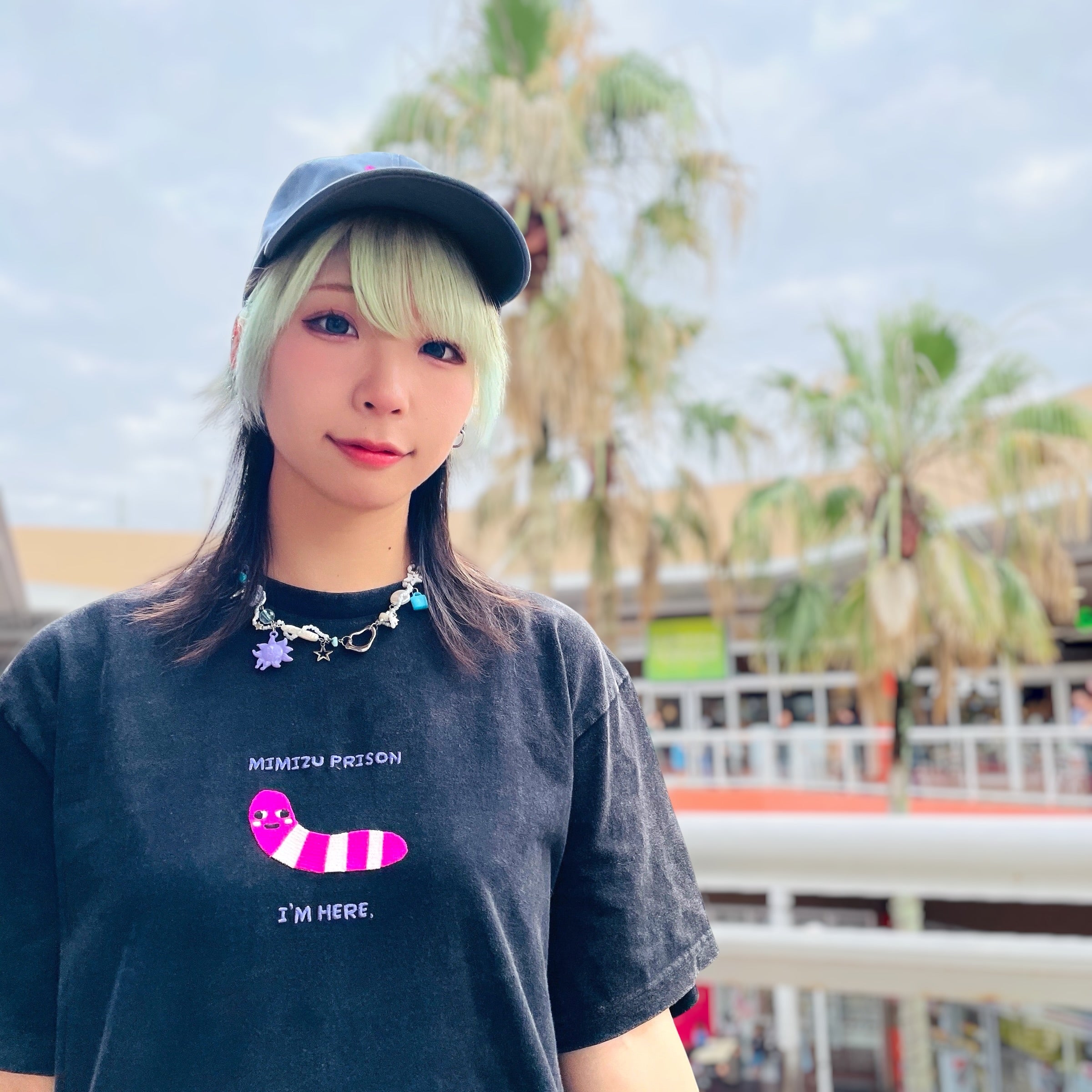 ミミズプリズンはここにいるTシャツ